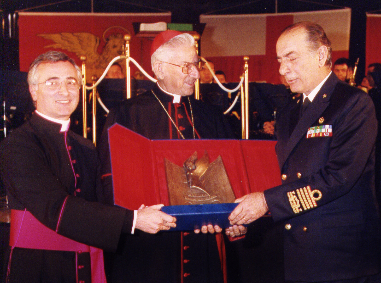 Da Sx: Mons Renzo Giuliano e il Cardinale Dario Castrillon Hoyos nel corso della consegna dei riconoscimenti
