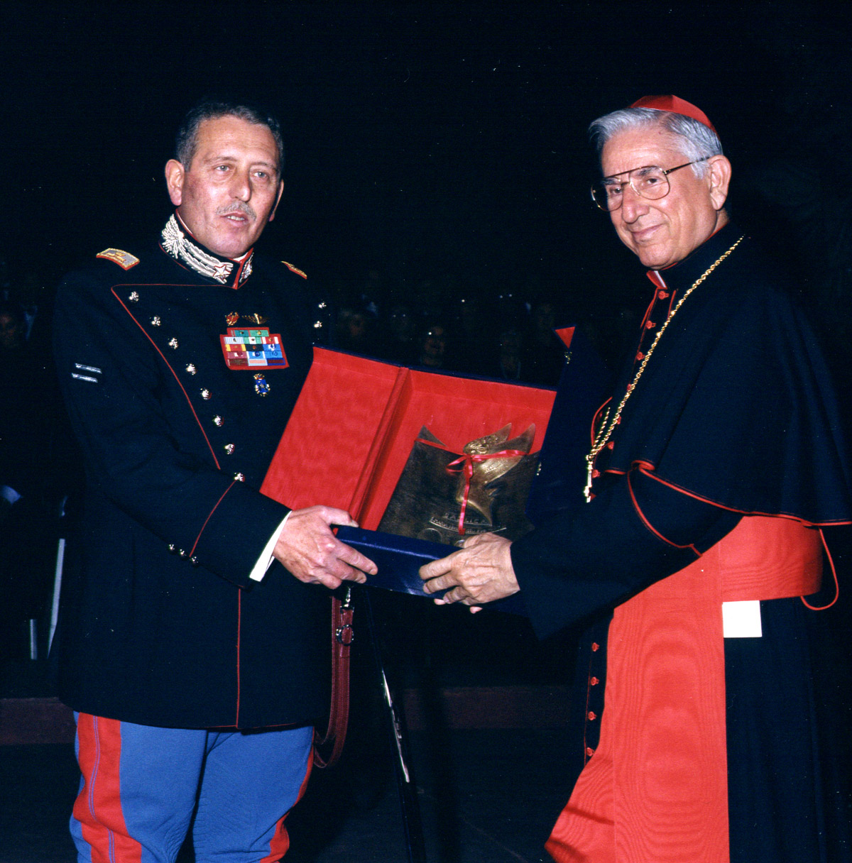 Premio Michelangelo - Basilica dello Stato - Roma - Il Cardinale Dario Castrillon Hoyos con il Capo della Guardia del Quirinale