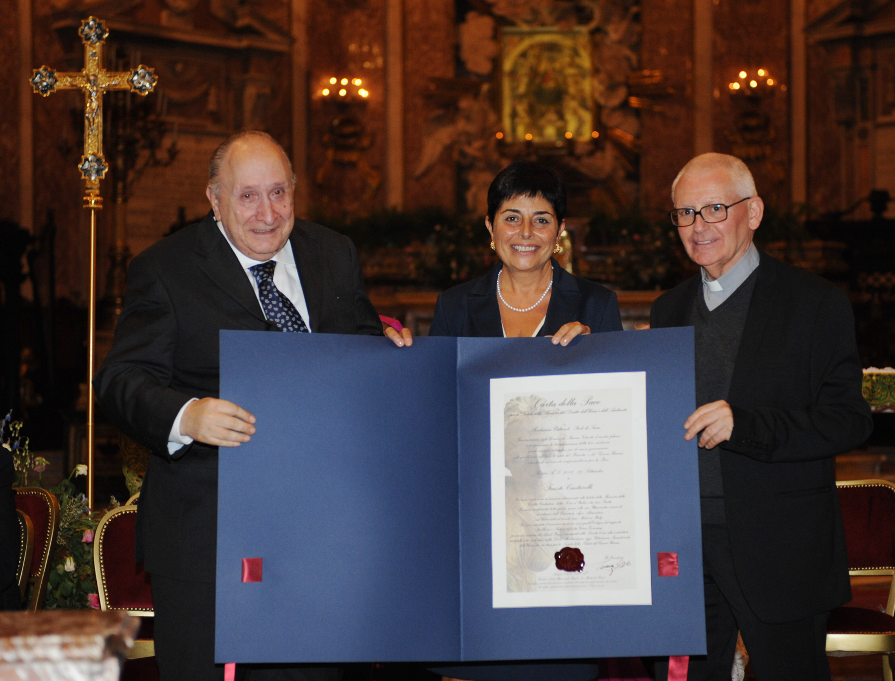 Luana Gallo consegna a Fausto Cantarelli la Carta della Pace presso la Basilica Santa Maria degli Angeli e dei Martiri di Roma